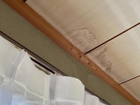 八尾市での雨漏り染み