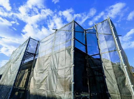 屋根修理の足場を立てた状態で費用目安を確認