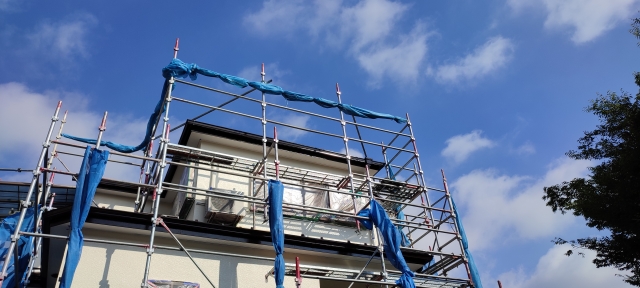 工事中の足場が組まれた屋根