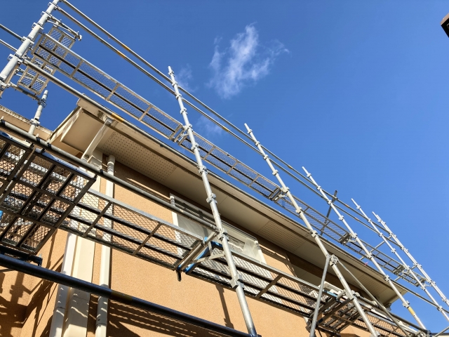 工事中の柱を組まれている家