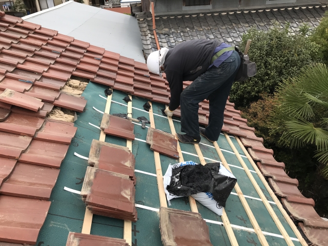 瓦屋根を葺いている様子