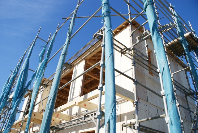 足場の組まれた住宅