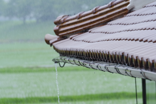雨が打ちつけている屋根