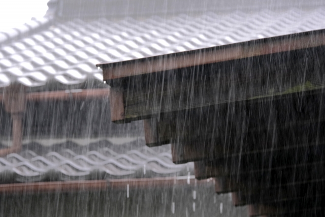 豪雨の中の瓦屋根